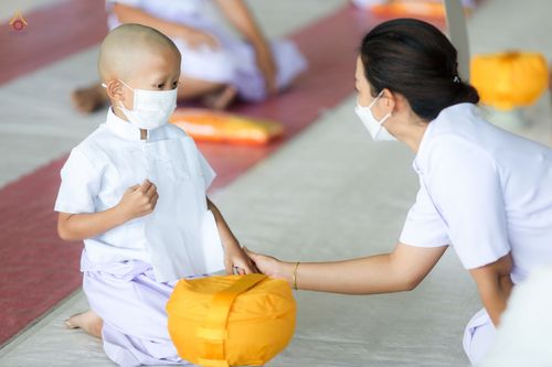 ภาพ No.44254:ประมวลภาพพิธีเวียนประทักษิณ, พิธีวันทาพระมหาธรรมกายเจดีย์ และพิธีขอขมารับผ้าไตร โครงการบวชภาคฤดูร้อน พ.ศ. 2565