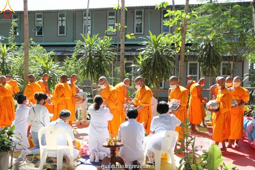 ภาพ No.40983:พิธีตัดปอยผม ปลงผม ขอขมารับผ้าไตรและพิธีบรรพชา ในโครงการอุปสมบท บูชาธรรมมหาปูชนียาจารย์ ประจำปี 2564 ชุดที่ 18