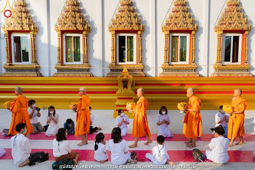 ภาพ No.40398:พิธีตัดปอยผม ปลงผม ขอขมารับผ้าไตรและพิธีบรรพชา ในโครงการอุปสมบท บูชาธรรมมหาปูชนียาจารย์ ประจำปี 2564 ชุดที่ 12