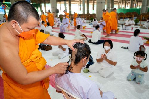 ภาพ No.47505:ประมวลภาพพิธีตัดปอยผม โครงการบรรพชาอุปสมบทหมู่ รุ่นเข้าพรรษา 2565