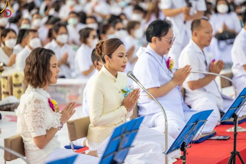 ภาพ No.49529:ประมวลภาพพิธีตักบาตรพระสงฆ์ 1,091 รูป เนื่องในวันแม่แห่งชาติ ณ ตลาดจัมโบ้ ชุดที่ 1