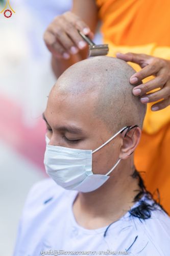 ภาพ No.39344:พิธีตัดปอยผมและปลงผมในโครงการอุปสมบท บูชาธรรมมหาปูชนียาจารย์ ประจำปี 2564 ชุดที่ 1
