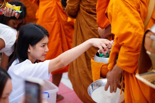 ภาพ No.126250:พิธีทำบุญเมืองนครราชสีมา ฉลอง 556 ปี ตักบาตรพระ 10,000 รูป ในวันเสาร์ที่ 2 มีนาคม พ.ศ.2567 ณ อนุสาวรีย์ท้าวสุรนารี จ.นครราชสีมา จัดโดย คณะสงฆ์จังหวัดนครราชสีมา ร่วมกับสำนักงานจังหวัดนครราชสีมา