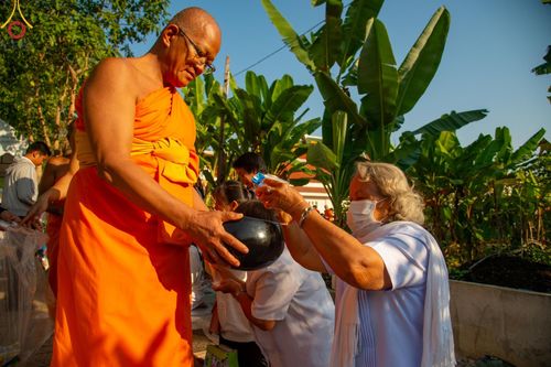 ภาพ No.197846:พิธีตักบาตรพระธรรมยาตรา ณ อนุสรณ์สถานลำดับที่ 4 สถานที่เกิดด้วยกายธรรม วัดโบสถ์(บน) ต.บางคูเวียง จ.นนทบุรี ในโครงการธรรมยาตรา กตัญญูบูชา มหาปูชนียาจารย์ พระมงคลเทพมุนี(สด จนฺทสโร) พระผู้ปราบมาร อนุสรณ์สถาน 7 แห่ง ปีที่ 13 วันที่ 19 มกราคม พ.ศ. 2568
