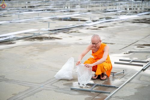 ภาพ No.225264:วันที่ 20 - 27 เมษายน พ.ศ. 2568 "ภาพแห่งความปลื้มที่ไม่มีวันจบ" คณะสงฆ์สามเณร เจ้าหน้าที่ และสาธุชน ร่วมแรงร่วมใจกันเตรียมงานและเก็บงาน เพื่อวันคุ้มครองโลก พิธีถวายมหาสังฆทานคณะสงฆ์ 40,000 กว่าวัดทั่วประเทศ