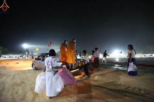 ภาพ No.130212:V.34 เพื่อธรรมเพื่อบางกล่ำ การรับบุญของเจ้าหน้าที่หน่วยงานต่างๆ  เพื่องานธรรมยาตราอัญเชิญพระบรมสารีริกธาตุ ประดิษฐาน ณ มหารัตนเจดีย์สิริปทุมสวรรค์ (เจดีย์อริยพุทธะ 5 พระองค์) ณ ศูนย์ปฏิบัติธรรมภาคใต้ อ.บางกล่ำ จ.สงขลา ระหว่างวันที่ 9-10 มีนาคม พ.ศ. 2567