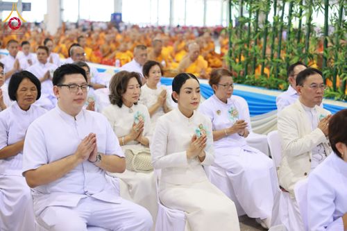 ภาพ No.60152:พิธีเจริญพระพุทธมนต์ "ฉลองอายุวัฒนมงคล 80 ปี หลวงพ่อธัมมชโย" พิธีถวายไทยธรรม คณะสงฆ์ 10,000 กว่าวัดทั่วประเทศ ในวันคุ้มครองโลก วันจันทร์ที่ 22 เมษายน พ.ศ. 2567 ณ สภาธรรมกายสากล วัดพระธรรมกาย จ.ปทุมธานี