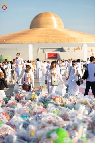 ภาพ No.187943:พิธีตักบาตรฉลองพระใหม่ ต้อนรับพุทธศักราช 2568 ณ ลานธรรมพระมหาธรรมกายเจดีย์ วัดพระธรรมกาย จ.ปทุมธานี วันที่ 1 มกราคม พ.ศ. 2568