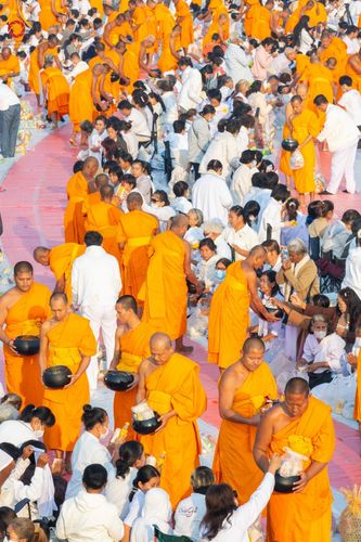 ภาพ No.201235:พิธีตักบาตรพระธรรมยาตรา ณ อนุสรณ์สถานลำดับที่ 5 สถานที่เผยแผ่วิชชาธรรมกายครั้งแรก อนุสรณ์สถานบางปลา วัดบางปลา อำเภอบางเลน จังหวัดนครปฐม ในโครงการธรรมยาตรา กตัญญูบูชา มหาปูชนียาจารย์ พระมงคลเทพมุนี(สด จนฺทสโร) พระผู้ปราบมาร อนุสรณ์สถาน 7 แห่ง ปีที่ 13