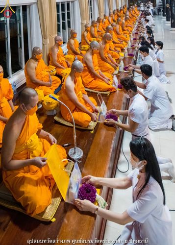 ภาพ No.40483:พิธีตัดปอยผม ปลงผม ขอขมารับผ้าไตรและพิธีบรรพชา ในโครงการอุปสมบท บูชาธรรมมหาปูชนียาจารย์ ประจำปี 2564 ชุดที่ 13