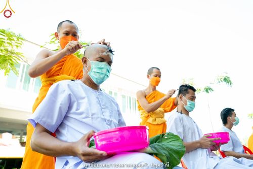 ภาพ No.39345:พิธีตัดปอยผมและปลงผมในโครงการอุปสมบท บูชาธรรมมหาปูชนียาจารย์ ประจำปี 2564 ชุดที่ 1