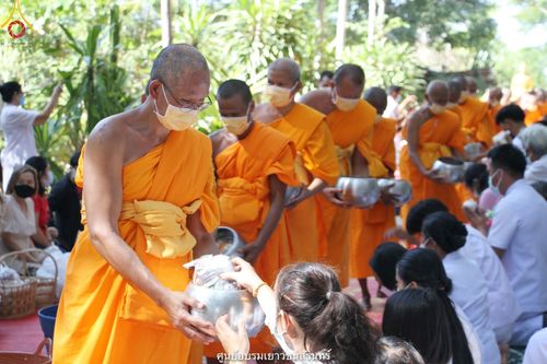 ภาพ No.40984:พิธีตัดปอยผม ปลงผม ขอขมารับผ้าไตรและพิธีบรรพชา ในโครงการอุปสมบท บูชาธรรมมหาปูชนียาจารย์ ประจำปี 2564 ชุดที่ 18