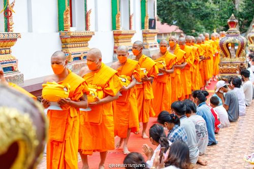 ภาพ No.39839:พิธีตัดปอยผม ปลงผม ขอขมารับผ้าไตรและพิธีบรรพชา ในโครงการอุปสมบท บูชาธรรมมหาปูชนียาจารย์ ประจำปี 2564 ชุดที่ 6