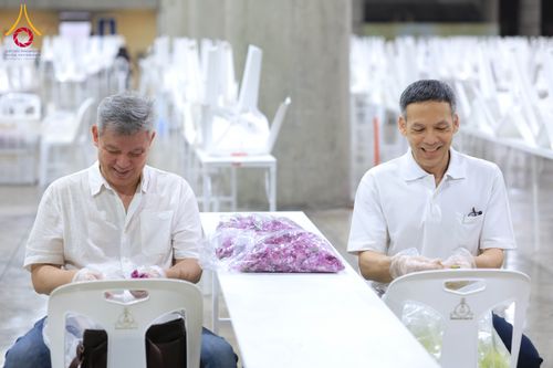 ภาพ No.303310:วันที่ 15-21 มกราคม พ.ศ.2569 ปลิดกลีบดอกเบญจทรัพย์ เพื่อโปรยต้อนรับพระธรรมยาตรา ในโครงการธรรมยาตรา กตัญญูบูชา มหาปูชนียาจารย์ พระมงคลเทพมุนี(สด จนฺทสโร) พระผู้ปราบมาร อนุสรณ์สถาน 7 แห่ง ปีที่ 14 ณ วิหารคด วัดพระธรรมกาย