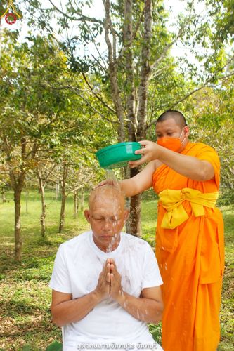 ภาพ No.39347:พิธีตัดปอยผมและปลงผมในโครงการอุปสมบท บูชาธรรมมหาปูชนียาจารย์ ประจำปี 2564 ชุดที่ 1