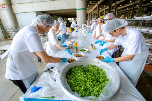 ภาพ No.325766:วันที่ 22 เมษายน พ.ศ.2569(วันคุ้มครองโลก) งานถวายมหาสังฆทาน 40,000 กว่าวัดทั่วประเทศ เจ้าหน้าที่ สาธุชน ร่วมใจจัดเตรียมภัตตาหารเพล (ชุด 2)