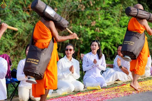 ภาพ No.287823:วันที่ 3 มกราคม พ.ศ. 2569 พิธีต้อนรับพระธรรมยาตรา ครั้งที่ 2 (ภาพชุดที่ 2) ในโครงการธรรมยาตรา กตัญญูบูชา มหาปูชนียาจารย์ พระมงคลเทพมุนี(สด จนฺทสโร) พระผู้ปราบมาร อนุสรณ์สถาน 7 แห่ง ปีที่ 14 ณ อนุสรณ์สถานมหาวิหารพระมงคลเทพมุนี (โลตัสแลนด์) อ.สองพี่น้อง จ.