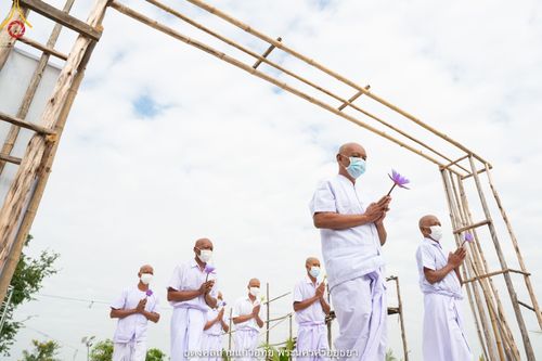 ภาพ No.39524:พิธีตัดปอยผม ปลงผม ขอขมารับผ้าไตรและพิธีบรรพชา ในโครงการอุปสมบท บูชาธรรมมหาปูชนียาจารย์ ประจำปี 2564  ชุดที่ 2