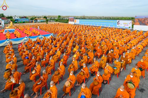 ภาพ No.49531:ประมวลภาพพิธีตักบาตรพระสงฆ์ 1,091 รูป เนื่องในวันแม่แห่งชาติ ณ ตลาดจัมโบ้ ชุดที่ 1
