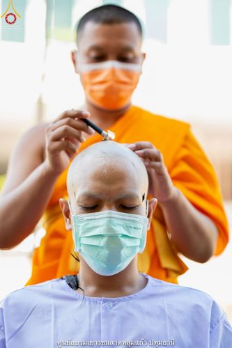 ภาพ No.39346:พิธีตัดปอยผมและปลงผมในโครงการอุปสมบท บูชาธรรมมหาปูชนียาจารย์ ประจำปี 2564 ชุดที่ 1