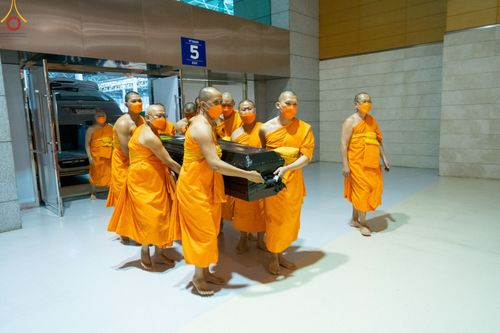 ภาพ No.48544:ประมวลภาพพิธีรับร่างนักสร้างบารมี พระเดชพระคุณพระสุธรรมญาณวิเทศ วิ. (สุธรรม สุธมฺโม)