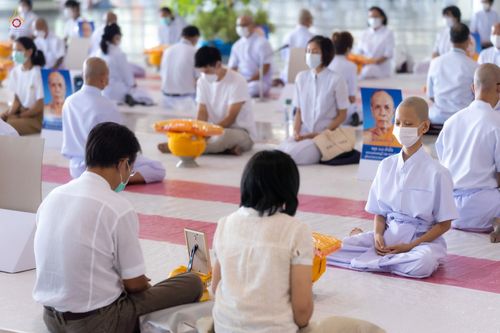 ภาพ No.44257:ประมวลภาพพิธีเวียนประทักษิณ, พิธีวันทาพระมหาธรรมกายเจดีย์ และพิธีขอขมารับผ้าไตร โครงการบวชภาคฤดูร้อน พ.ศ. 2565