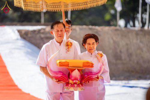 ภาพ No.285743:วันพุธที่ 10 ธันวาคม พ.ศ.2568  พิธีตอกเสาเข็มมงคลต้นสุดท้าย รองรับองค์พระเจดีย์เพื่อสร้างสันติภาพโลก ณ ศูนย์ปฏิบัติธรรมและศูนย์อบรมเยาวชน ชัยนาท