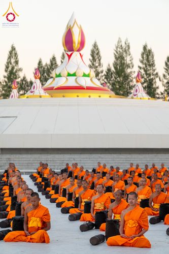 ภาพ No.290615:วันที่ 8 มกราคม พ.ศ. 2569 พระธรรมยาตราปฏิบัติธรรม และถ่ายภาพหมู่ประวัติศาสตร์ ในโครงการธรรมยาตรา กตัญญูบูชามหาปูชนียาจารย์ พระมงคลเทพมุนี(สด จนฺทสโร) พระผู้ปราบมาร อนุสรณ์สถาน 7 แห่ง ปีที่ 14 ณ อนุสรณ์สถานคลองบางนางแท่น อ.สามพราน จ.นครปฐม