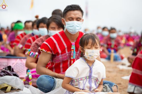 ภาพ No.50675:ประมวลภาพพิธีตักบาตร ณ วัดแม่แพ จ.แม่ฮ่องสอน เนื่องในวันธรรมชัย