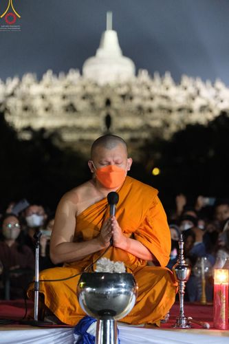 ภาพ No.46537:พิธีจุดโคมวิสาขประทีป วันวิสาขบูชา พ.ศ. 2565 ณ ประเทศอินโดนีเซีย