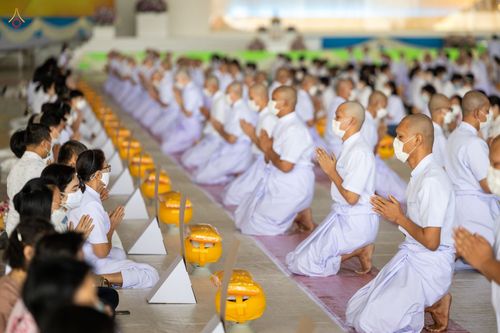 ภาพ No.44258:ประมวลภาพพิธีเวียนประทักษิณ, พิธีวันทาพระมหาธรรมกายเจดีย์ และพิธีขอขมารับผ้าไตร โครงการบวชภาคฤดูร้อน พ.ศ. 2565