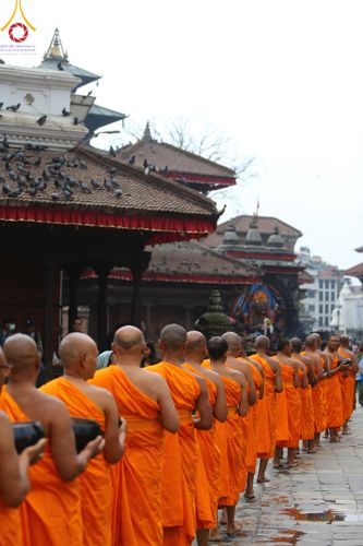 ภาพ No.317187:วันจันทร์ที่ 30 มีนาคม พ.ศ.2569 จาริกบิณฑบาตสยมภูนาทสู่พระราชวังหนุมานโดกา ประเทศเนปาล