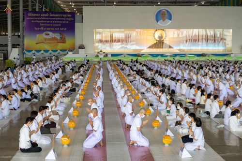 ภาพ No.44259:ประมวลภาพพิธีเวียนประทักษิณ, พิธีวันทาพระมหาธรรมกายเจดีย์ และพิธีขอขมารับผ้าไตร โครงการบวชภาคฤดูร้อน พ.ศ. 2565