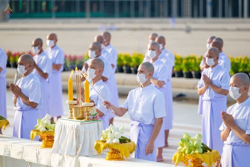 ภาพ No.47585:ประมวลภาพพิธีขอขมาและมอบผ้าไตร โครงการบรรพชาอุปสมบทหมู่ รุ่นเข้าพรรษา 2565