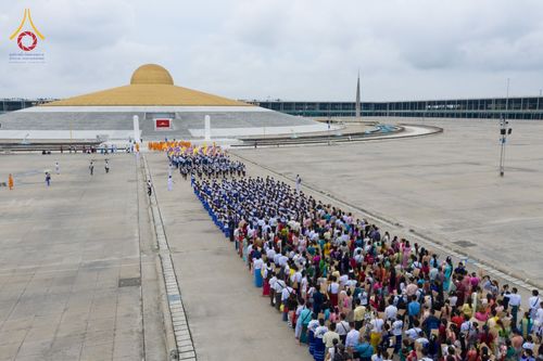 ภาพ No.52098:ประมวลภาพพิธีตักบาตรมิตรภาพไทย-เมียนมาร์ 105 รูป ณ วัดพระธรรมกาย
