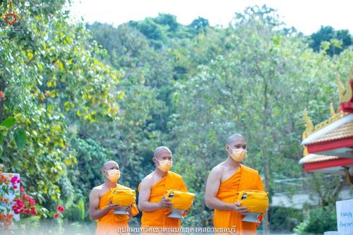 ภาพ No.40318:พิธีตัดปอยผม ปลงผม ขอขมารับผ้าไตรและพิธีบรรพชา ในโครงการอุปสมบท บูชาธรรมมหาปูชนียาจารย์ ประจำปี 2564 ชุดที่ 11