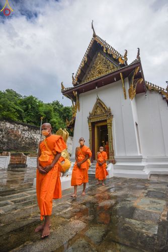 ภาพ No.48092:ประมวลภาพพิธีเวียนประทักษิณ และบรรพชาอุปสมบท รุ่นเข้าพรรษา ปี 2565