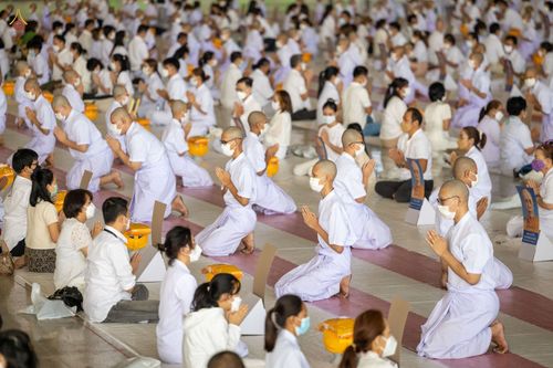 ภาพ No.44260:ประมวลภาพพิธีเวียนประทักษิณ, พิธีวันทาพระมหาธรรมกายเจดีย์ และพิธีขอขมารับผ้าไตร โครงการบวชภาคฤดูร้อน พ.ศ. 2565