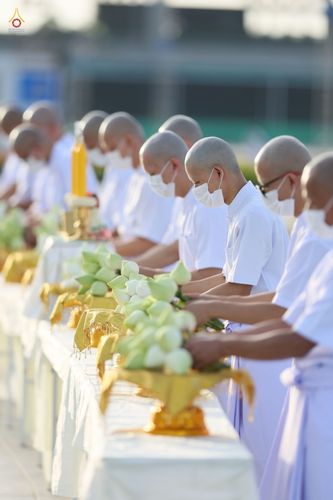 ภาพ No.47587:ประมวลภาพพิธีขอขมาและมอบผ้าไตร โครงการบรรพชาอุปสมบทหมู่ รุ่นเข้าพรรษา 2565