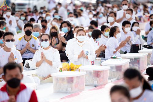 ภาพ No.49539:ประมวลภาพพิธีตักบาตรพระสงฆ์ 1,091 รูป เนื่องในวันแม่แห่งชาติ ณ ตลาดจัมโบ้ ชุดที่ 1