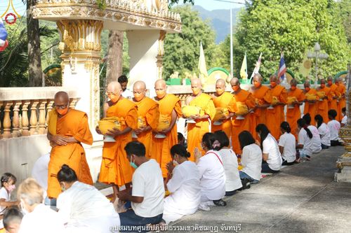 ภาพ No.40731:พิธีตัดปอยผม ปลงผม ขอขมารับผ้าไตรและพิธีบรรพชา ในโครงการอุปสมบท บูชาธรรมมหาปูชนียาจารย์ ประจำปี 2564 ชุดที่ 15