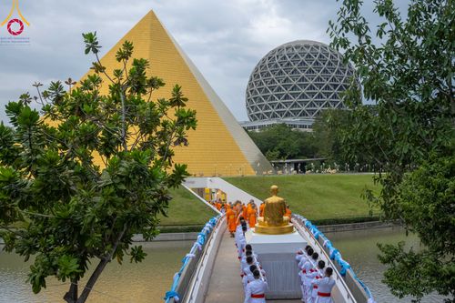 ภาพ No.89193:พิธีอัญเชิญรูปหล่อทองคำ  คุณยายอาจารย์มหารัตนอุบาสิกาจันทร์ ขนนกยูง เพื่อประดิษฐาน ณ มหาวิหารคุณยายอาจารย์ฯ เนื่องในวันครูผู้ค้นพบวิชชาธรรมกาย วันศุกร์ที่ 29 กันยายน พ.ศ. 2566