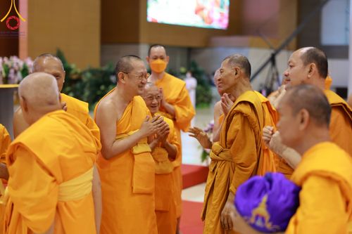 ภาพ No.86455:วันธรรมชัย ปีที่ 55 พิธีทอดผ้าป่ากฐินสมทบครั้งที่1, พิธีเจริญพุทธมนต์ ลูกนิมิตมหาสมบัติฯ พิธีจุดประทีป,พิธีฉลองชัยสวดมนต์บทธัมมจักกัปปวัตนสูตร วันอาทิตย์ที่ 27 สิงหาคม พ.ศ.2566 ณ สภาธรรมกายสากล / มหารัตนวิหารคด วัดพระธรรมกาย