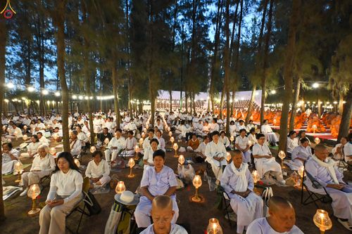 ภาพ No.290199:วันที่ 6 มกราคม พ.ศ. 2569 พิธีจุดประทีปถวายเป็นพุทธบูชา และบูชาธรรมมหาปูชนียาจารย์ (ภาพชุดที่ 2) ณ อนุสรณ์สถานมหาวิหารพระมงคลเทพมุนี (โลตัสแลนด์) อ.สองพี่น้อง จ.สุพรรณบุรี ในโครงการธรรมยาตรา กตัญญูบูชา มหาปูชนียาจารย์ พระมงคลเทพมุนี(สด จนฺทสโร) พระผู้ปรา