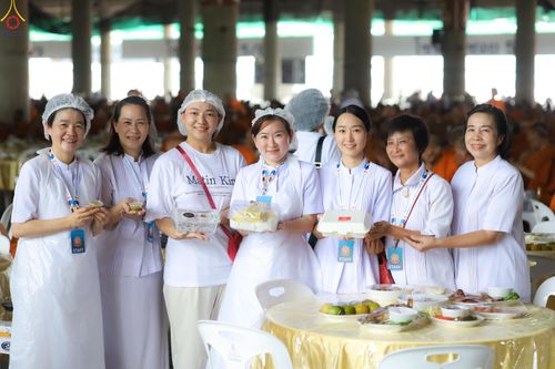 ภาพ No.325689:วันที่ 22 เมษายน พ.ศ.2569(วันคุ้มครองโลก) งานถวายมหาสังฆทาน 40,000 กว่าวัดทั่วประเทศ เจ้าหน้าที่ สาธุชน ร่วมใจจัดเตรียมภัตตาหารเพล (ชุด 2)