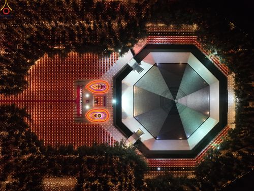 ภาพ No.289139:วันที่ 6 มกราคม พ.ศ. 2569 พิธีจุดประทีปถวายเป็นพุทธบูชา และบูชาธรรมมหาปูชนียาจารย์ ณ อนุสรณ์สถานมหาวิหารพระมงคลเทพมุนี (โลตัสแลนด์) อ.สองพี่น้อง จ.สุพรรณบุรี ในโครงการธรรมยาตรา กตัญญูบูชา มหาปูชนียาจารย์ พระมงคลเทพมุนี(สด จนฺทสโร) พระผู้ปราบมาร อนุสรณ์สถ