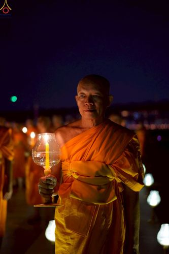 ภาพ No.224073:วันวิสาขบูชา วันอาทิตย์ที่ 11 พฤษภาคม พ.ศ. 2568 พิธีจุดวิสาขประทีป ,  พิธีเวียนประทักษิณรอบพระมหาธรรมกายเจดีย์ , พิธีฉลองชัยสวดมนต์บทธัมมจักกัปปวัตตนสูตร ครบ 7,357,000,000 จบ ณ มหารัตนวิหารคด วัดพระธรรมกาย