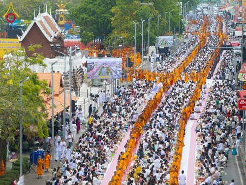 ภาพ No.210388:วันอาทิตย์ที่ 9 มีนาคม พ.ศ. 2568 พ่อเมืองโคราชจัดตักบาตรพระหมื่น ทำบุญเมือง 557 ปี