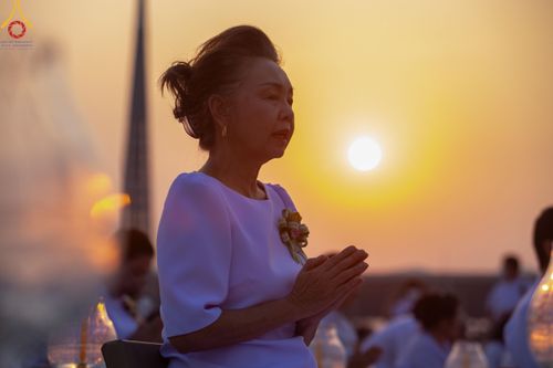 ภาพ No.122085:พิธีจุดประทีปถวายเป็นพุทธบูชา และบูชาธรรมมหาปูชนียาจารย์ พระมงคลเทพมุนี(สด จนฺทสโร) ในโครงการธรรมยาตรา กตัญญูบูชา มหาปูชนียาจารย์ พระมงคลเทพมุนี(สด จนฺทสโร) พระผู้ปราบมาร อนุสรณ์สถาน 7 แห่ง ปีที่ 12 วันที่ 31 มกราคม พ.ศ. 2567 ณ วัดพระธรรมกาย จ.ปทุมธานี