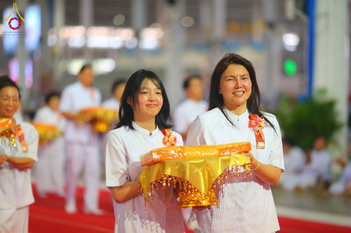 ภาพ No.134414:พิธีทอดผ้าป่าสมทบ มหาสังฆทาน 10,000 วัด ทั่วไทย วันอาทิตย์ต้นเดือนที่ 7 เมษายน พ.ศ.2567 ณ ห้องแก้วสารพัดนึก 1 สภาธรรมกายสากล  วัดพระธรรมกาย จ.ปทุมธานี